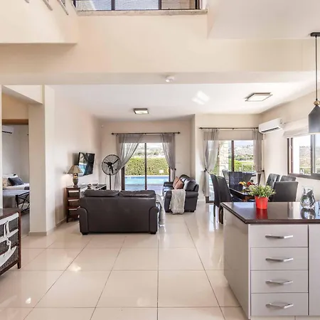 Olivia Coral Vila Pegeia