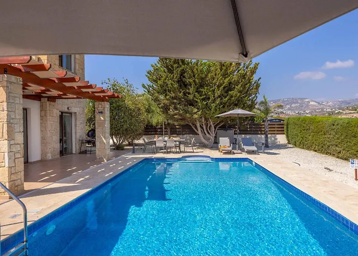 Olivia Coral Vila Pegeia